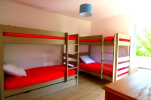 Chambre dortoir avec 4 couchages idéale pour des jeunes